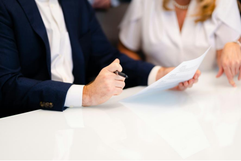 香港保险与身份规划：CRS时代跨境资产的“合规三件套”